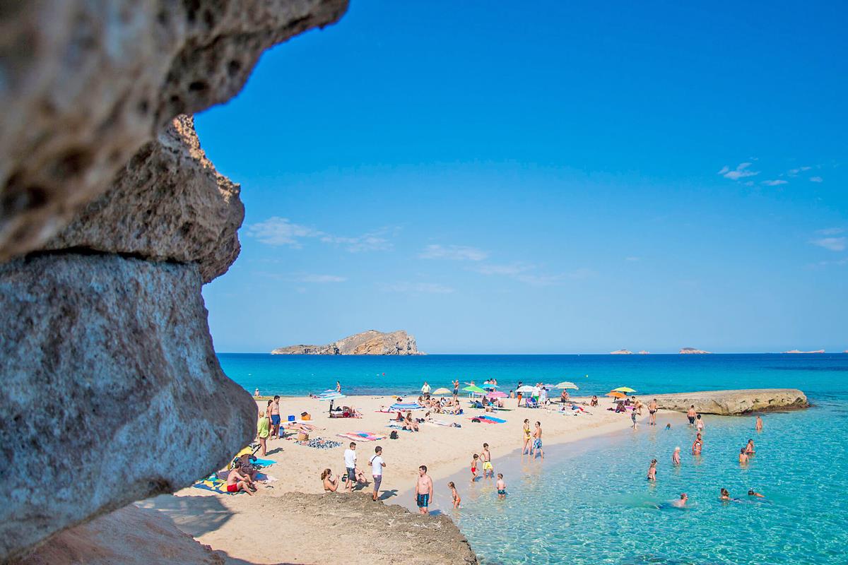 Descubre el oeste virgen de Ibiza desde una casa de vacaciones o una finca